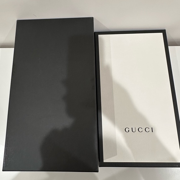 Gucci white&black shoe box with 2 dust bags, tissue/shoe stuffing papers & card - Picture 12 of 13